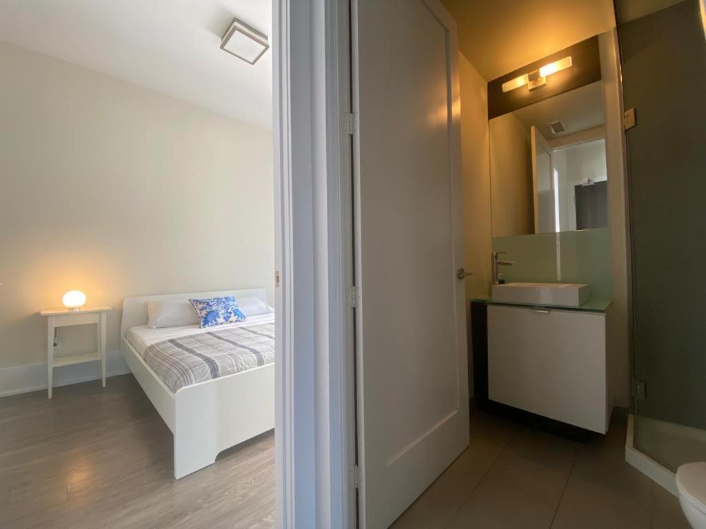 Grand View 2br/2ba Cn Tower,union,tiff/mtcc *